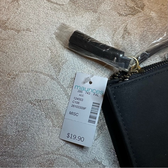 Maurice’s wallet large wristlet wallet NWT w/ callouts - Picture 9 of 11